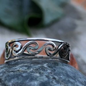 Women’s sterling silver hollow wave ring!